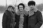 Четырехкратные чемпионы Европы по спортивным танцам на льду Людмила Пахомова (слева) и Александр Горшков (справа) со своим тренером Еленой Чайковской, 1974 год