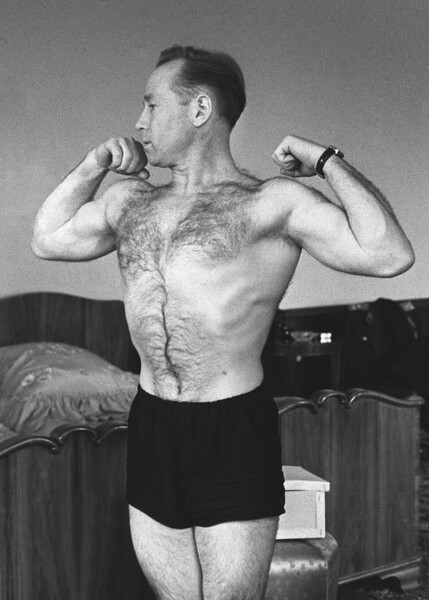 Алексей Леонов во время утренней зарядки, 1965&nbsp;год