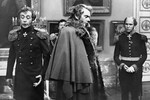 Алексей Баталов в роли Трубецкого (в центре) и Василий Ливанов в роли Николая I (слева) в фильме Владимира Мотыля «Звезда пленительного счастья», 1975 год