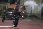 Один из фанатов, выскочивших к полю