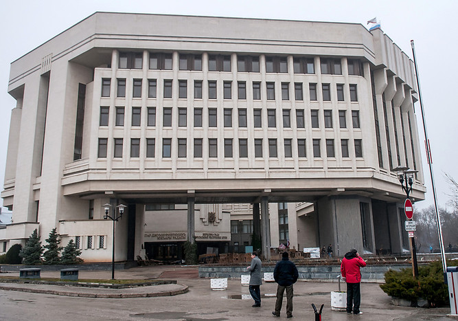 Вид на здание Верховной рады Автономной республики Крым, которое контролируется представителями самообороны русскоязычного населения Крыма