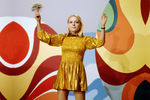 Французская певица Франс Галль во время выступления на телешоу, 1970-е