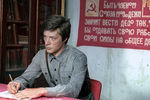 В исторических фильмах Жариков продолжал сниматься и в 1980-е, и в 1990-е: в фильме «Первая конная» он сыграл Ворошилова, в политическом детективе «Серые волки» — председателя КГБ Шелепина, а в драме «Троцкий» — Сталина. Кадр из художественного фильма «Исполнение желаний» режиссера Светланы Дружининой, снятого на киностудии «Мосфильм». В роли студента Парташихина — актер Евгений Жариков, 1974 год 