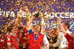 Российские спортсмены, члены сборной России (команда РФС) радуются победе на чемпионате мира по пляжному футболу 2021 между сборными командами России и Японии, 29 августа 2021 года