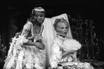 Сцена из спектакля «Безумный день, или женитьба Фигаро». В роли графини — заслуженная артистка РСФСР Вера Васильева (справа), в роли Сюзанны — артистка Нина Корниенко, Московский академический театр «Сатиры», 1969 год