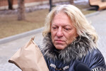 Режиссер, телеведущий Александр Олейников у Храма Святителя Николая во время прощания с актером Олегом Стриженовым, 12 февраля 2025 года 