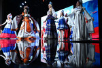 Участницы финала 10-го Всероссийского конкурса красоты и материнства «Миссис Россия Мира» на сцене концертного зала «Планета КВН» в Москве, 6 июня 2025 года