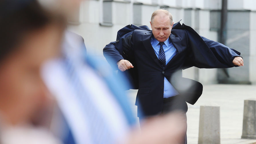 Президент России Владимир Путин на&nbsp;церемонии открытия памятного креста в&nbsp;честь убитого князя Сергея Александровича
в&nbsp;Кремле, 4&nbsp;мая 2017&nbsp;года
