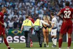 Болельщица выбежала на поле во время финального матча Лиги чемпионов Ливерпуль — Тоттенхэм, 1 июня 2019 года 