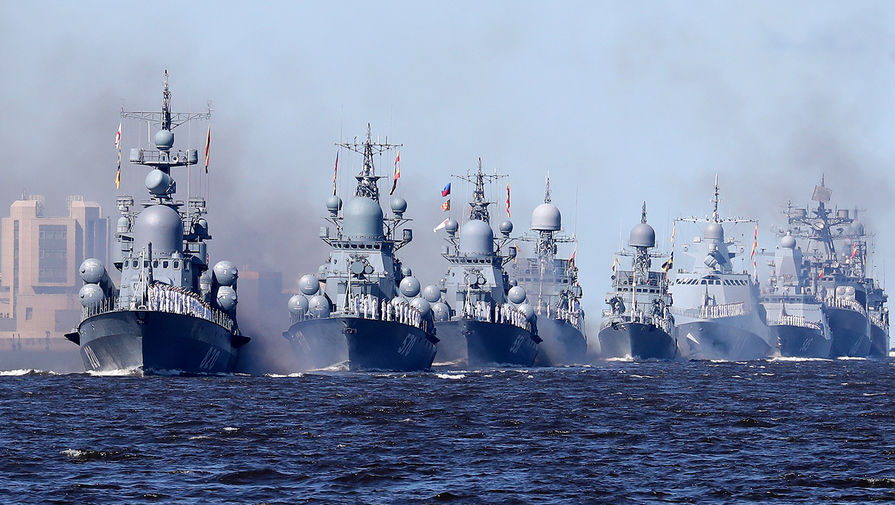 Боевые корабли в&nbsp;кильватерном строю во время Главного военно-морского парада в&nbsp;честь Дня Военно-Морского Флота России, 26 июля 2020 года