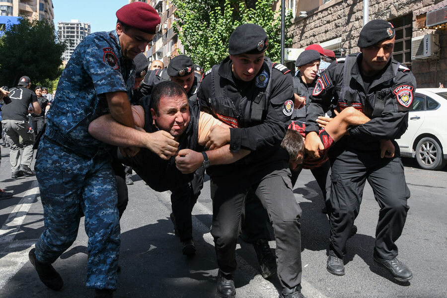 Сотрудники правоохранительных органов задерживают участников протеста в&nbsp;Ереване, Армения, 20&nbsp;сентября 2023&nbsp;год