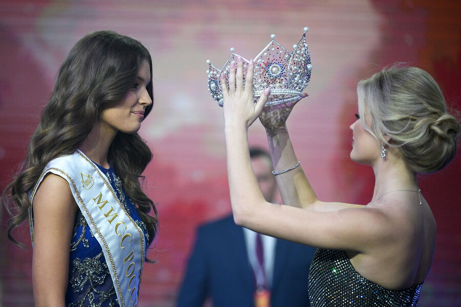 Маргарита Голубева (Санкт-Петербург) и победительница конкурса &laquo;Мисс Россия-2022&raquo; Анна Линникова (справа) на&nbsp;церемонии награждения финалисток конкурса &laquo;Мисс Россия 2023&raquo;