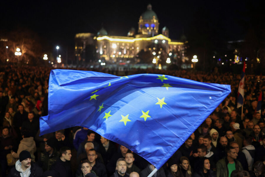Сторонники оппозиции на&nbsp;митинге в&nbsp;Белграде, Сербия, 24&nbsp;декабря 2023&nbsp;года