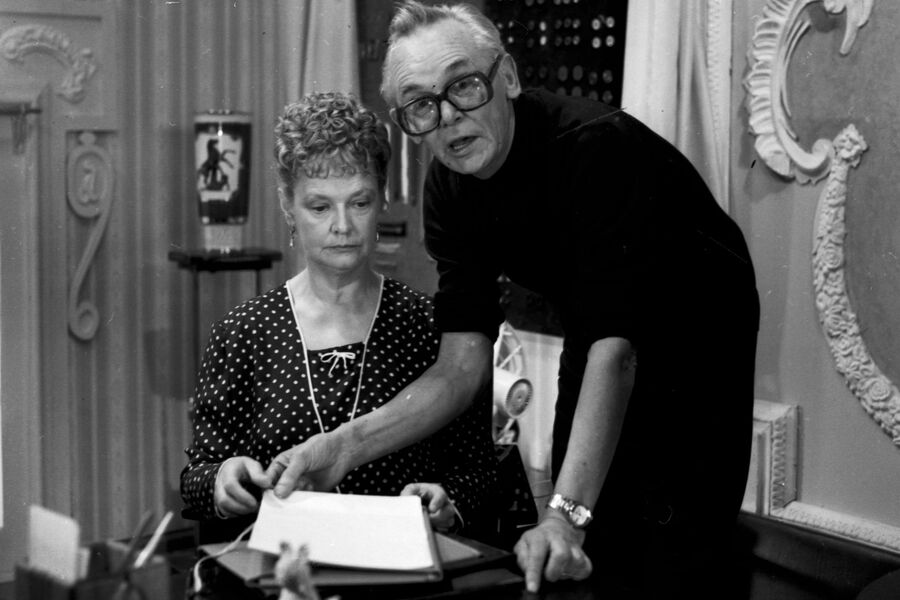 Нина Гребешкова и Леонид Гайдай на&nbsp;съёмках фильма «Опасно для&nbsp;жизни!» (1985)