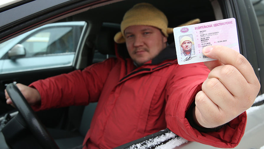 Андрей Филин демонстрирует свои права, которые ему выдали 9 января