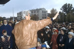Аллан Чумак с людьми, надеющимися на исцеление, 1991 год
