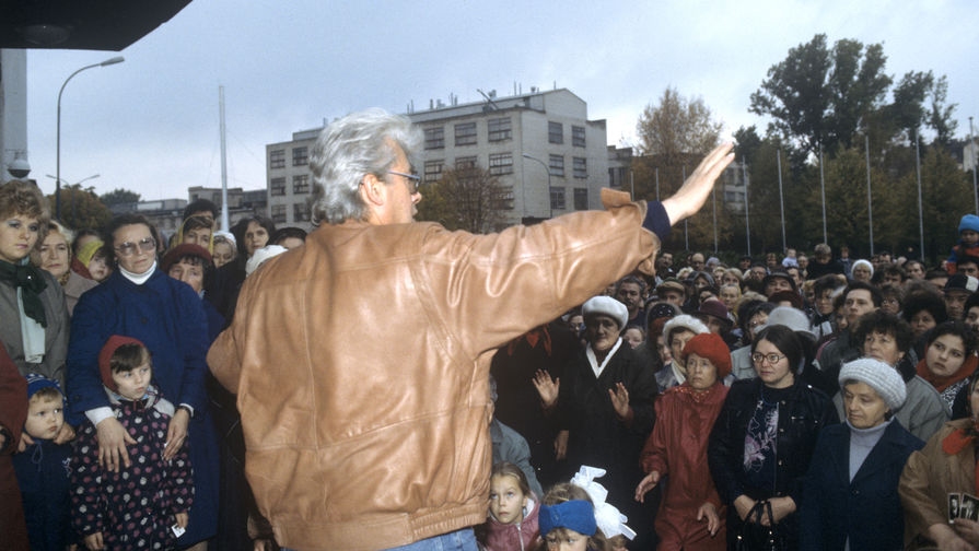 Аллан Чумак с людьми, надеющимися на исцеление, 1991 год