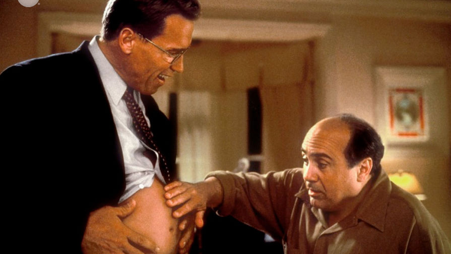 <b>«Джуниор» (1994)</b>
<br>Обладатель «Золотого глобуса», фильм «Джуниор» вновь объединил на съемочной площадке Де Вито и Шварценеггера. На этот раз главные герои — ученые-медики Ларри Арбогаст и Алекс Хесс — участвуют в очередном эксперименте, в ходе которого последний вынашивает ребенка