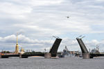 Вид акватории Невы перед началом Главного военно-морского парада в честь Дня ВМФ в Санкт-Петербурге. На дальнем плане: Петропавловская крепость и большой десантный корабль «Оленегорский горняк» проекта 775, 25 июля 2021 года

