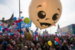 Участники первомайской демонстрации на Красной площади в Москве, 1 мая 2018 года