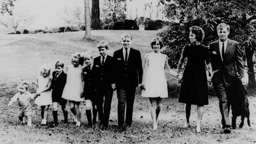 Сенатор Роберт Кеннеди с&nbsp;супругой Этель и восемью детьми на&nbsp;лужайке дома в&nbsp;Маклине, штат Виргиния, октябрь 1966 года