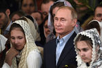 Президент России Владимир Путин во время Рождественского богослужения в Спасо-Преображенском соборе в Санкт-Петербурге, 7 января 2019 года