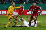 Алекс Маннингер указывает, видимо, судье после пропущенного гола от Марио Гомеса