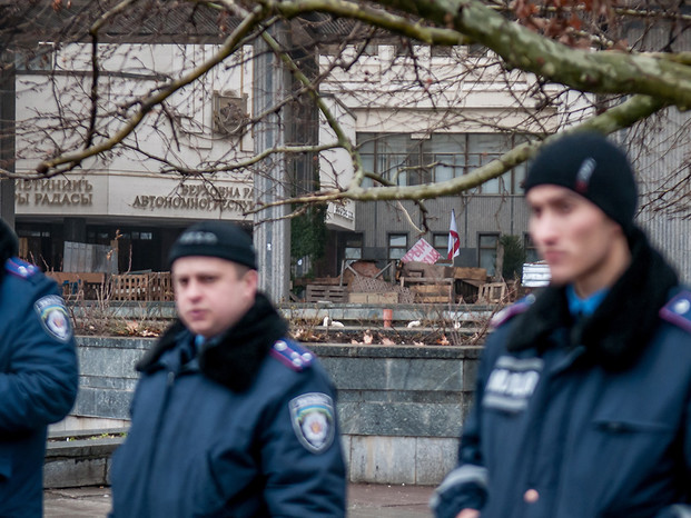 Вид на здание Верховной рады Автономной республики Крым, которое контролируется представителями самообороны русскоязычного населения Крыма