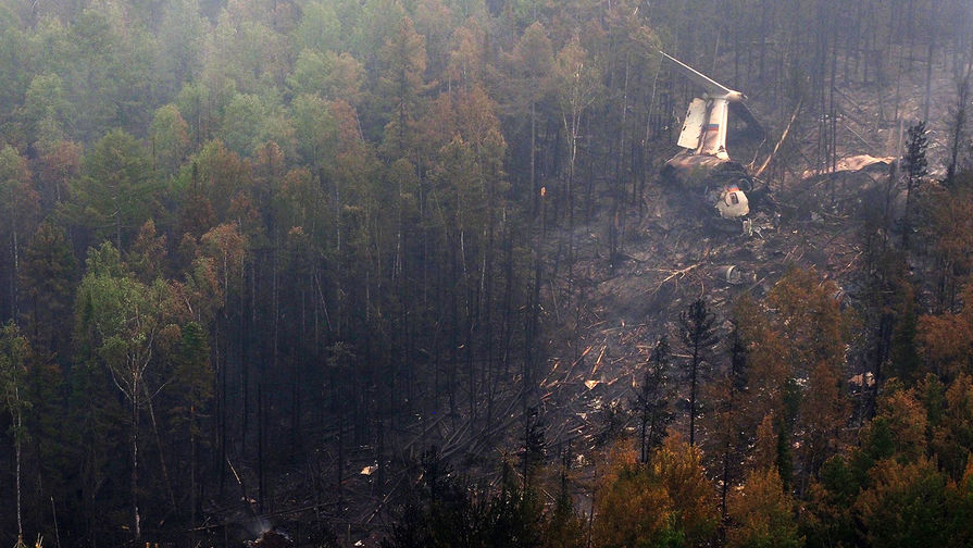 Обломки самолета Ил-76 на&nbsp;месте крушения, обнаруженном наземной группой спасателей отряда &laquo;Центроспас&raquo;, в&nbsp;4 км южнее населенного пункта Рыбный Уян на&nbsp;склоне одной из&nbsp;сопок