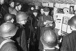 Политрук читает приказ о начале боевых действий против Финляндии, 1939 год