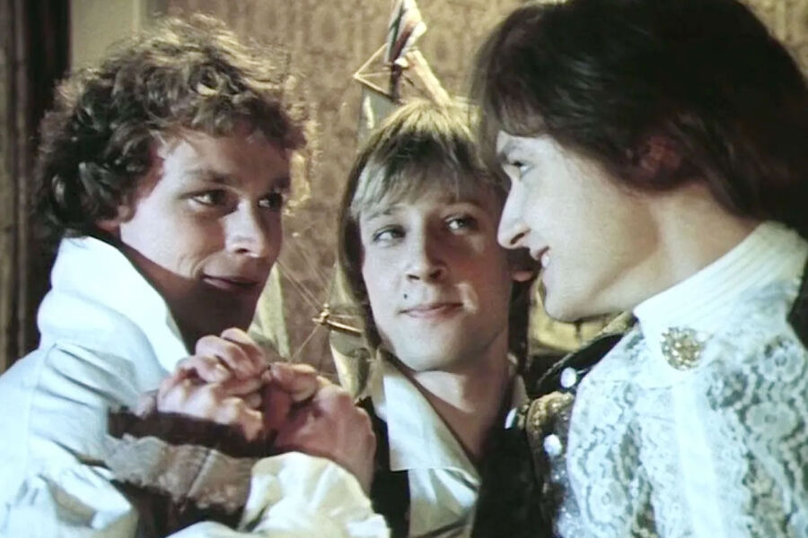 <b>«Гардемарины, вперед!», Светлана Дружинина (1987)</b>
<br><br>
Роль гардемарина Алексея Корсака в&nbsp;четырехсерийном художественном фильме «Гардемарины, вперед!» стала ключевой в&nbsp;карьере Харатьяна. Его персонаж &mdash; один из&nbsp;трех молодых курсантов навигацкой школы, которые невольно становятся соучастниками заговора, организованного против молодой императрицы. Фильм имеет не менее популярные продолжения «Виват, гардемарины!» (1991) и «Гардемарины-III» (1992). А вышедшие в&nbsp;2023-м «Гардемарины 1787. Мир» и Гардемарины 1787. Война» не снискали успеха предшественников и получили негативные отзывы критиков.
<br><br>На фото: Сергей Жигунов, Дмитрий Харатьян, Владимир Шевельков в&nbsp;картине «Гардемарины, вперед!»