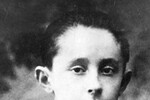 Когда Диору было пять лет, его семья переехала в Париж. Отец Кристиана Диора рассчитывал, что сын станет дипломатом — и действительно, тот отправился поначалу изучать политологию в Университет Парижа. Однако им владела страсть к искусству — Диор зарабатывал, продавая на улице свои рисунки за небольшую сумму. В 1928 году он оставил учебное заведение и при помощи отца открыл маленькую художественную галерею, которая просуществовала три года — и закрылась. Сказались смерть младшего брата Бернара и матери. К тому же, наступила Великая депрессия — и отец Диора потерял семейный бизнес.