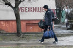 Местный житель во время эвакуации из Мариуполя, 24 февраля 2022 года