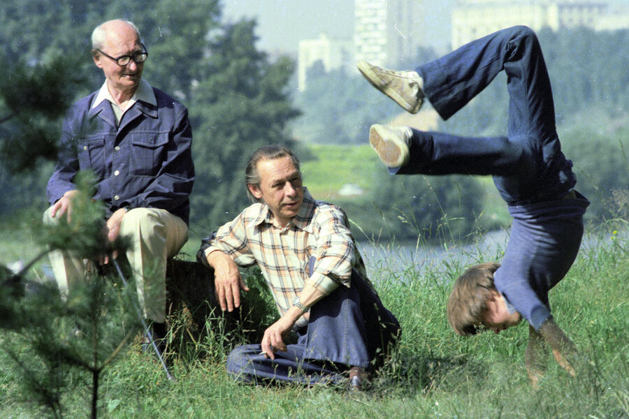Олег Ефремов с&nbsp;отцом Николаем Ивановичем и сыном Мишей, 1977&nbsp;год