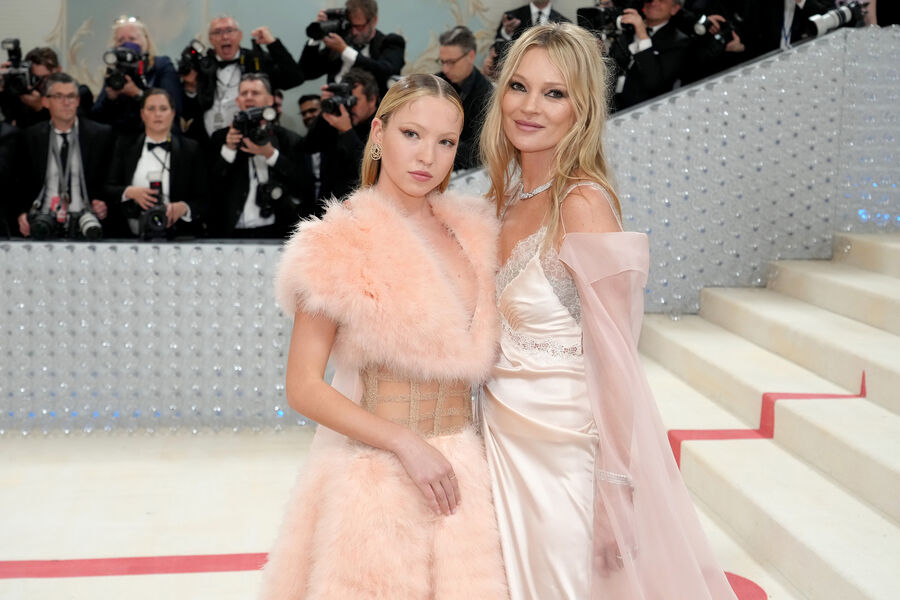 Кейт Мосс со своей дочерью Лилой Мосс во время балла Met Gala, 2023&nbsp;год