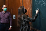 Студентка и преподаватель в защитных масках во время лекции в аудитории Московского государственного университета имени М. В. Ломоносова, 8 февраля 2021 год