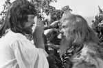 В 1988-м Жариков стал одним из основателей Гильдии актеров советского кино и на протяжении десяти лет был ее первым президентом. Гильдия поддерживала актеров старшего поколения. «Многие актеры, особенно старшего поколения, оказались без работы. Они вынуждены существовать на нищенскую пенсию. Наша гильдия помогает им выжить, продолжать сниматься», — рассказывал актер. На фото: актер Леонид Куравлев в роли Робинзона Крузо (справа) и актер Евгений Жариков (слева) в фильме «Жизнь и удивительные приключения Робинзона Крузо», 1974 год 