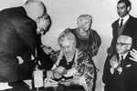 В 1964 году Ахматовой была присуждена премия «Этна-Теормина» в Италии. На следующий год она отправилась в поездку в Англию, где была удостоена степени почетного доктора Оксфордского университета, а в СССР вышел ее новый сборник стихотворений «Бег времени». На фото Анна Ахматова во время церемонии вручения премии «Этна-Таормина» в Катании в 1964 году