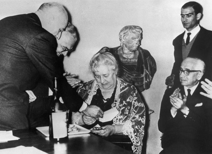 В&nbsp;1964 году Ахматовой была присуждена премия «Этна-Теормина» в&nbsp;Италии. На&nbsp;следующий год она отправилась в&nbsp;поездку в&nbsp;Англию, где была удостоена степени почетного доктора Оксфордского университета, а в&nbsp;СССР вышел ее новый сборник стихотворений «Бег времени». На&nbsp;фото Анна Ахматова во время церемонии вручения премии &laquo;Этна-Таормина&raquo; в&nbsp;Катании в&nbsp;1964 году