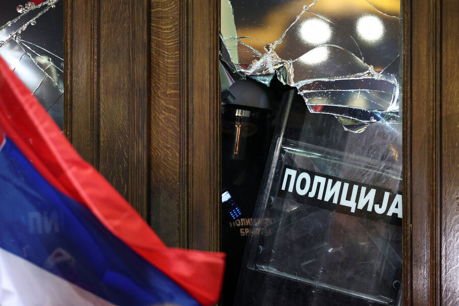 Сторонники оппозиции пытаются штурмовать здание городского собрания в&nbsp;Белграде, Сербия, 24&nbsp;декабря 2023&nbsp;года