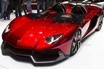 Предсерийный Lamborghini Aventador J, оригинальный спортивный автомобиль в кузове «спидстер», построен на базе купе Aventador LP700-4. Первые бросающиеся в глаза отличия: отсутствие крыши , боковых и лобового стекол. В салоне спидстера нет никаких развлекательных систем и даже кондиционера. Под капотом Lamborghini Aventador J находится двигатель V12 объемом 6,5 л и мощностью 691 л.с., устанавливаемый на спорткупе Aventador