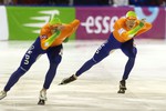 Голландские спортсмны Свен Крамер и Ян Блокхаузен бегут дистанцию 1500 метров