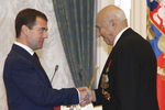 Президент России Дмитрий Медведев и актер Владимир Этуш, награжденный орденом &laquo;За заслуги перед&nbsp;Отечеством&raquo; II степени, на&nbsp;торжественной церемонии вручения государственных наград в&nbsp;Екатерининском зале Кремля