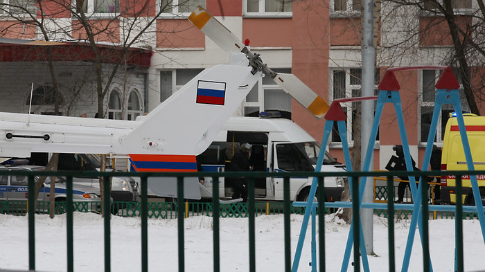 Машины скорой помощи и вертолет МЧС России возле московской школы №263