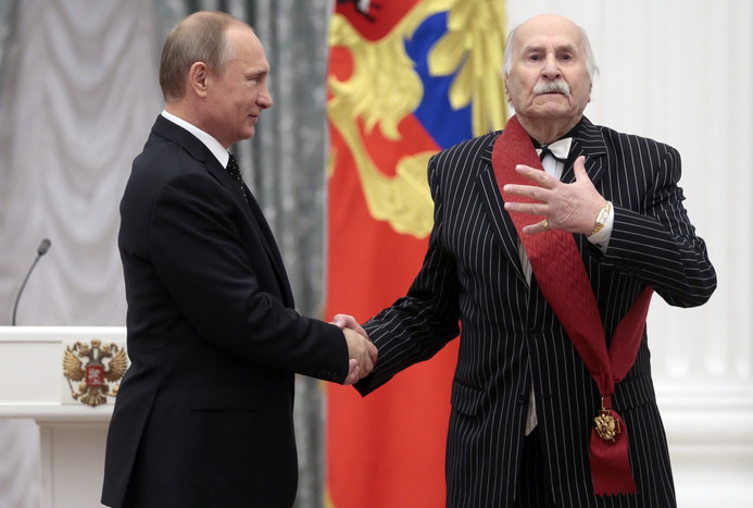 Президент РФ Владимир Путин и актер Владимир Зельдин, награжденный орденом &laquo;За слуги перед&nbsp;Отечеством&raquo; I степени, на&nbsp;церемонии вручения государственных наград в&nbsp;Екатерининском зале Кремля