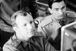 Летчики-космонавты СССР Юрий Гагарин и Валерий Быковский во время занятий в кабинете аэродинамики, 1964 год