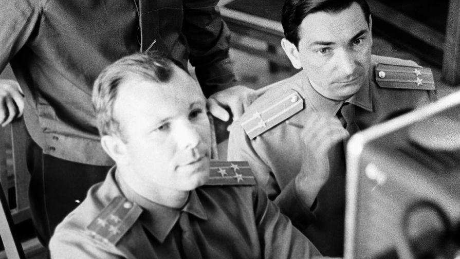 Летчики-космонавты СССР Юрий Гагарин и Валерий Быковский во время занятий в кабинете аэродинамики, 1964 год