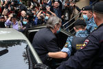 Михаил Ефремов около здания Пресненского суда Москвы в день оглашения приговора по делу о смертельном ДТП, 8 сентября 2020 года