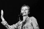 В 1967 году Анна Герман попала в автокатастрофу во время итальянских гастролей. Певица получила 49 переломов, однако уже в 1970 году вернулась на сцену. В 1971 году она записала свою версию песни Пахмутовой и Добронравова «Надежда», а в 1972 году отправилась в тур по Польше