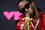 Рэпер Дидди с наградой Global Icon Award на церемонии вручения наград MTV Video Music Awards 2023, 13 сентября 2023 года 